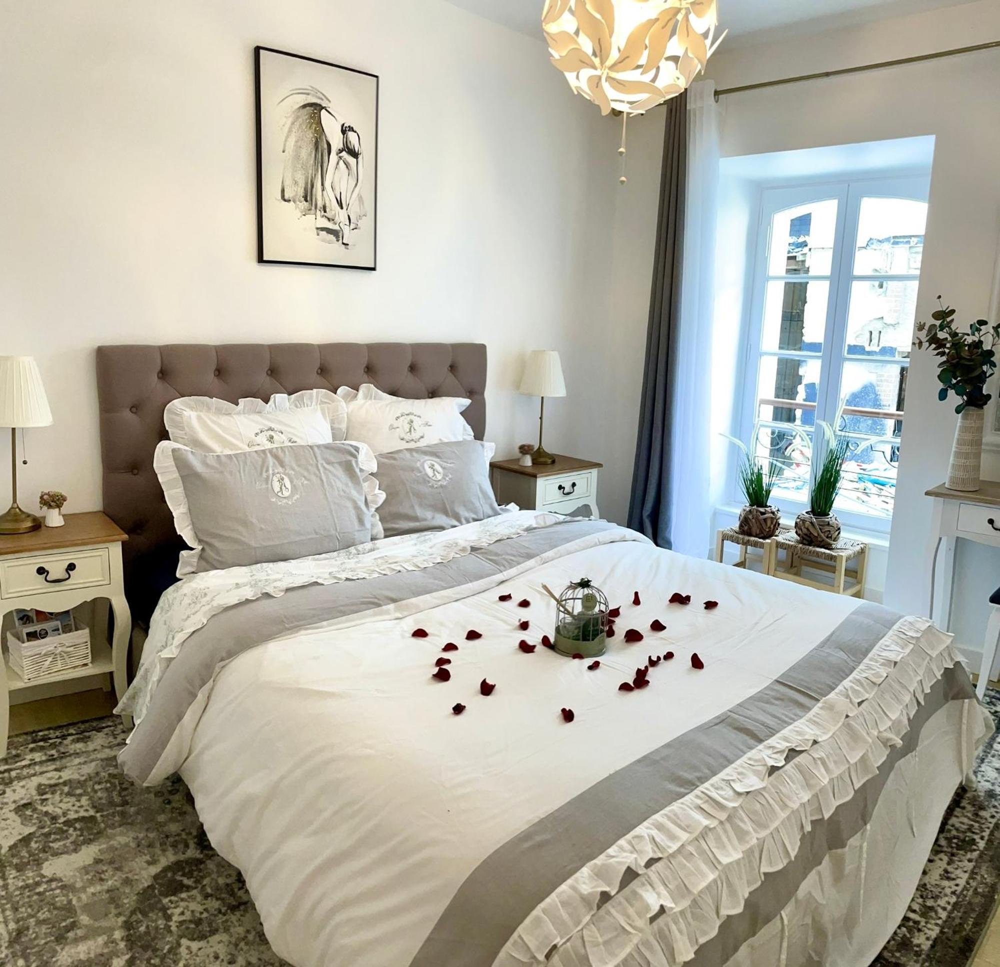 Appartement Elegance Et Romantisme Au Coeur De La Situee Sur La Place De Lices - Le Port