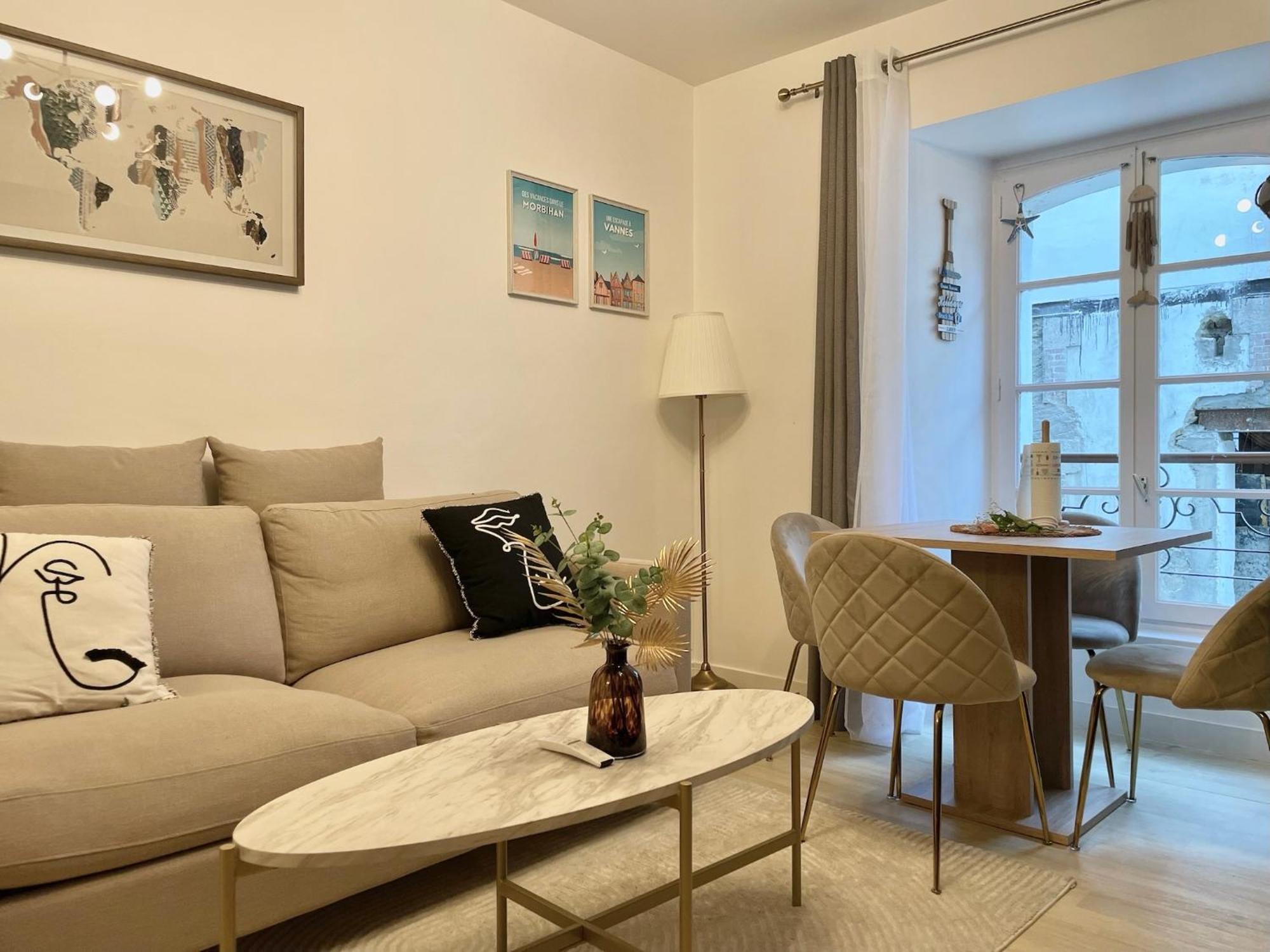 Appartement Elegance Et Romantisme Au Coeur De La Situee Sur La Place De Lices - Le Port *