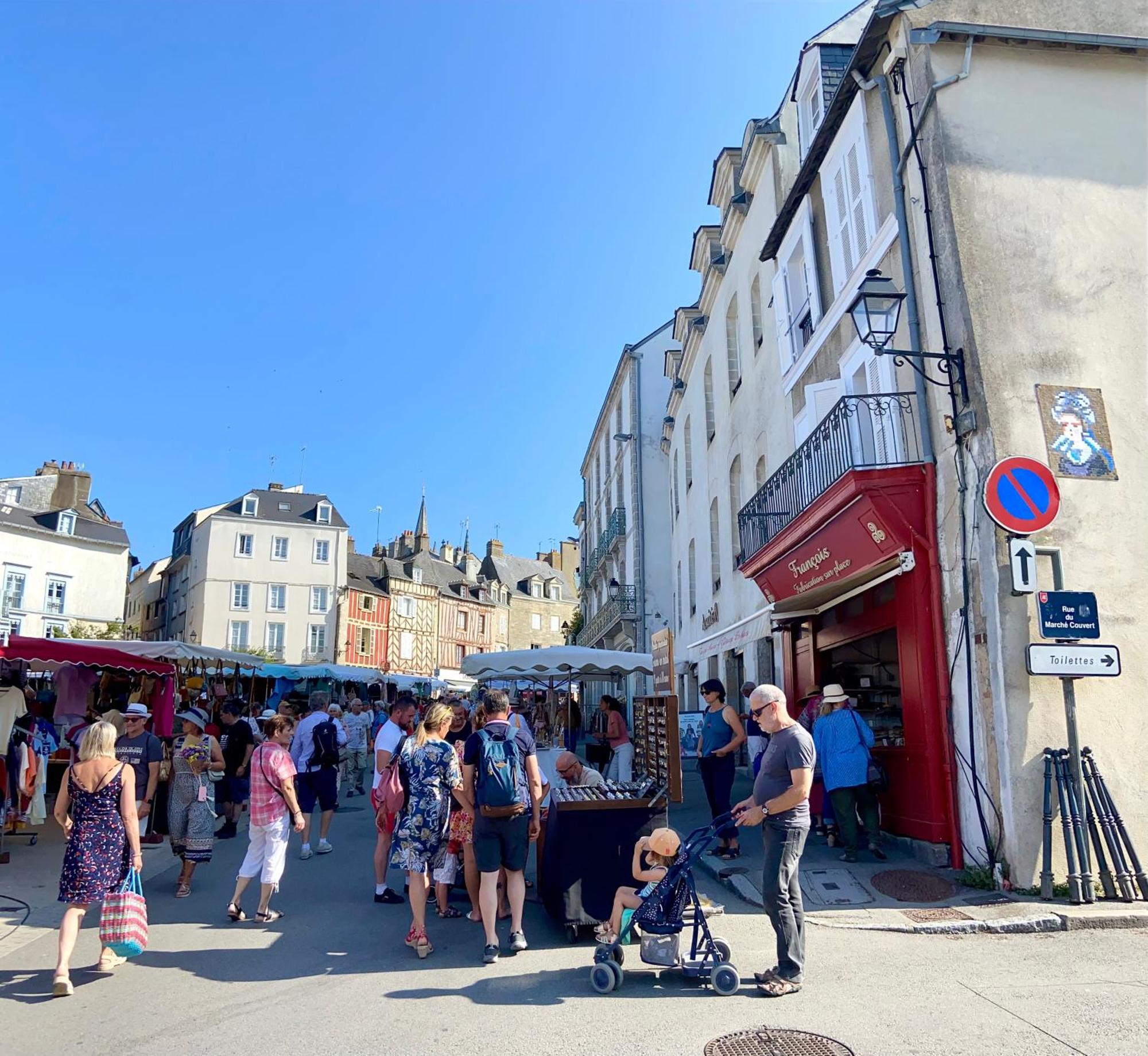 Elegance Et Romantisme Au Coeur De La Situee Sur La Place De Lices - Le Port Appartement *